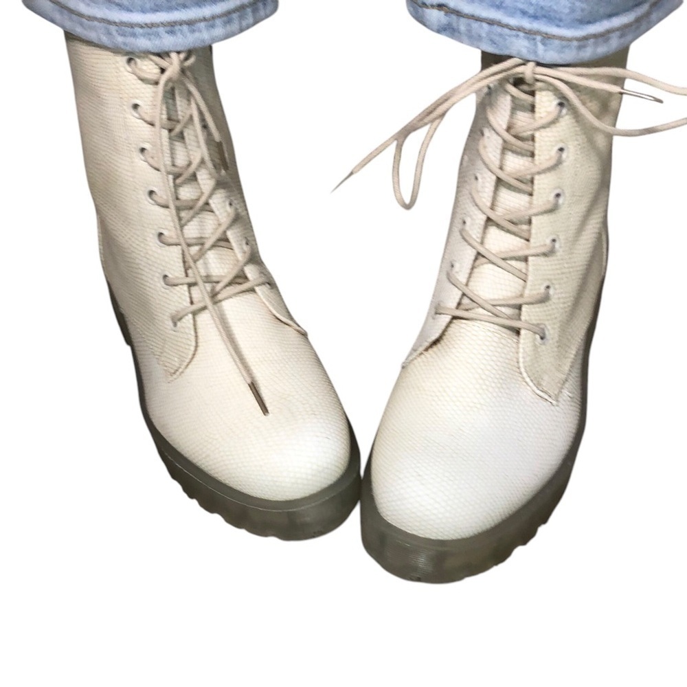 DL Dirty Laundry Lace Up Lug Combat Boots Sz 9/40 Cream Gold Faux Croc Platform - Picture 1 of 11